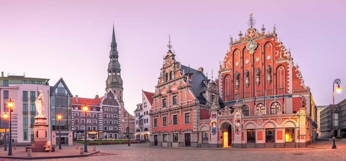 rathaus_und_st._peter-kirche_in_der_altstadt_von_riga