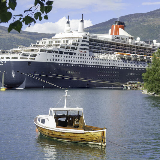 Queen Mary 2 beim Einlaufen