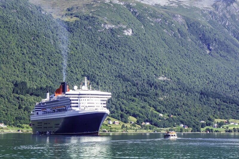 Queen Mary 2 in einem Ford in Norwegen