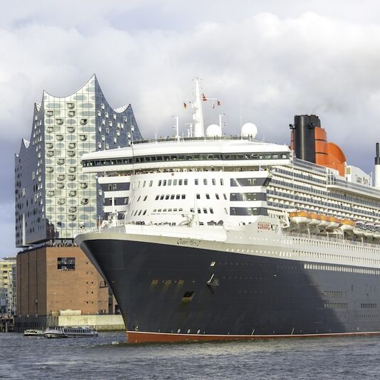 Queen Mary 2 vor der Elbphilharmonie in Hamburg