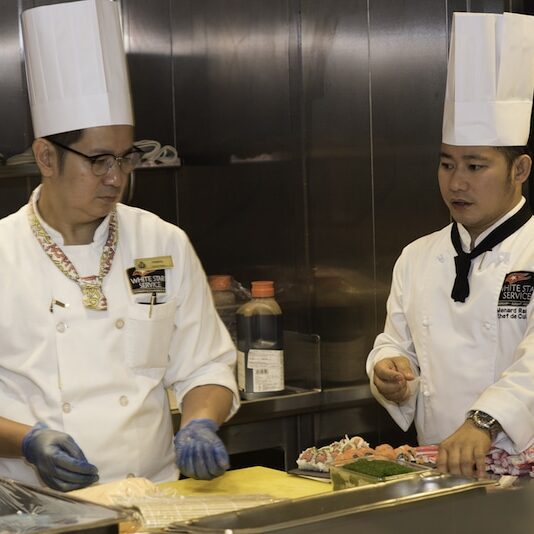 Asiatische Köche auf der Queen Mary 2