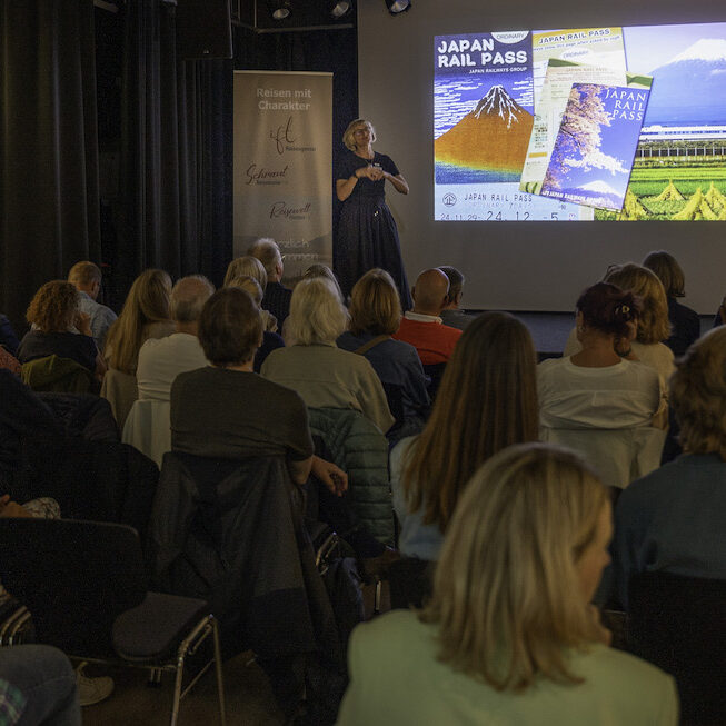 Referentin präsentiert Slideshow vor Publikum