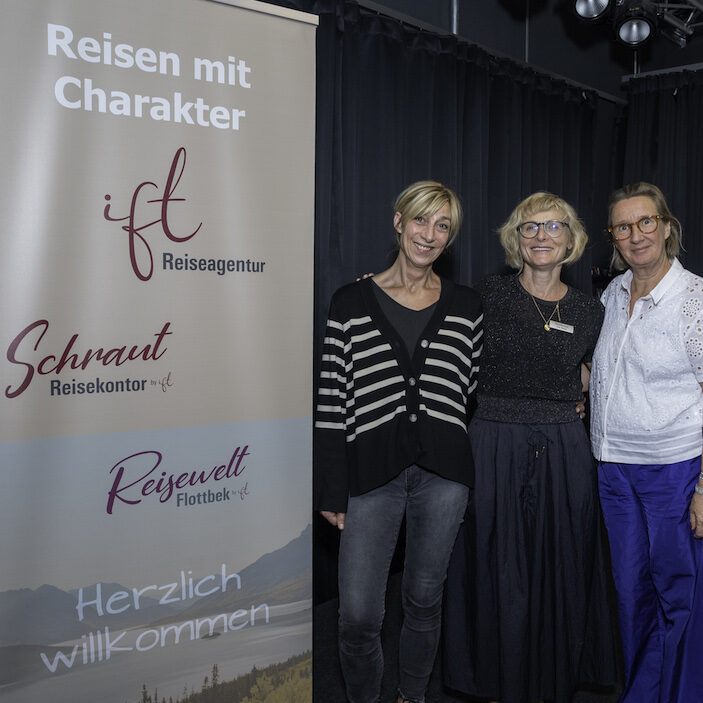 IFT- bzw. Studiosus-Mitarbeiterinnen vor dem IFT-Banner