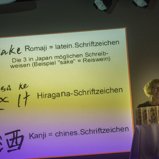 Referentin präsentiert japanische Schriftzeichen