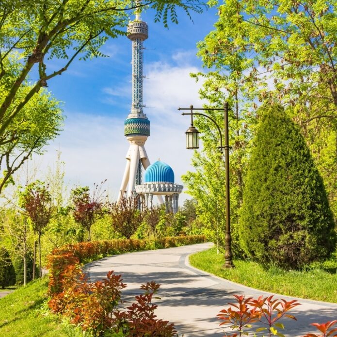 Park mit Blick auf Moschee in Taschkent
